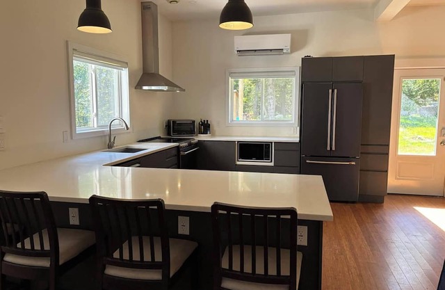 Bay views, trails, beaches, fresh air & quality well water. Monthly Rentals!