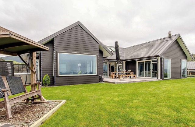 Jojo's Lookout - Stunning Lake Views with Spa