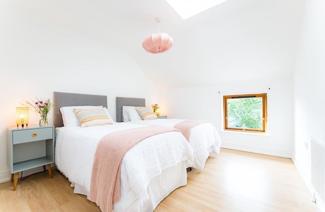 Beautiful 4-Bed house, short walk to beach & train – Spacious & Family-Friendly