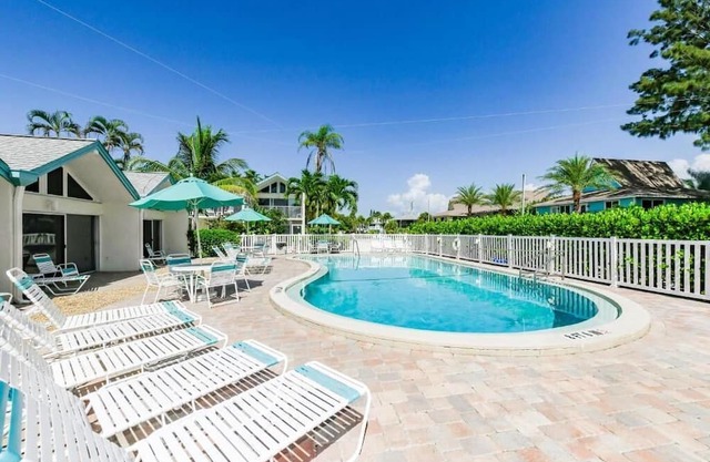 Beachfront Complex! Heated Pool~Pool View! Updated