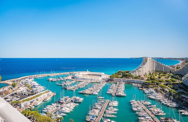 Holiday Home 'T3 Luxury Marina Baie Des Anges' with Sea View, Wi-Fi and Air Conditioning