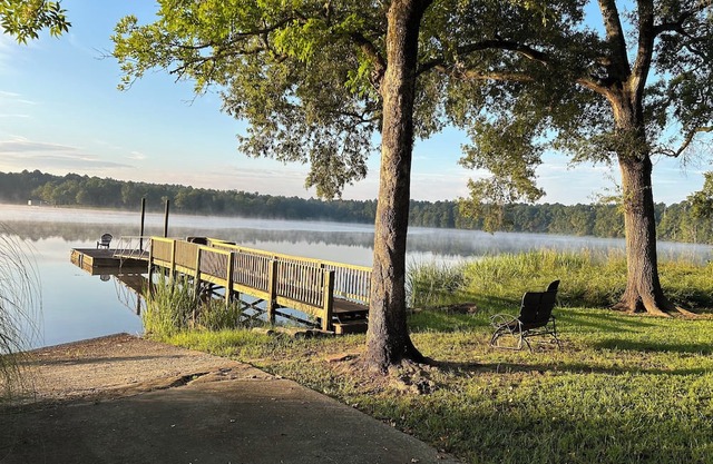 Cozy 2-bedroom cabin on Lake Wateree near Camden, Blythewood, Ridgeway with dock