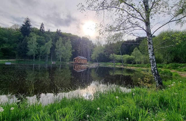 Lacustre, Cabane Pilotis sur L'eau un Hébergement Insolite au lac de Chaumeçon