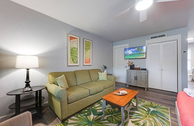 Cozy Studio Large Pool w/a Private Courtyard and a 5 Min Walk to the Beach