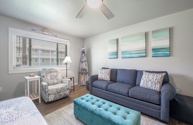 Cozy Studio Large Pool w/a Private Courtyard and a 5 Min Walk to the Beach