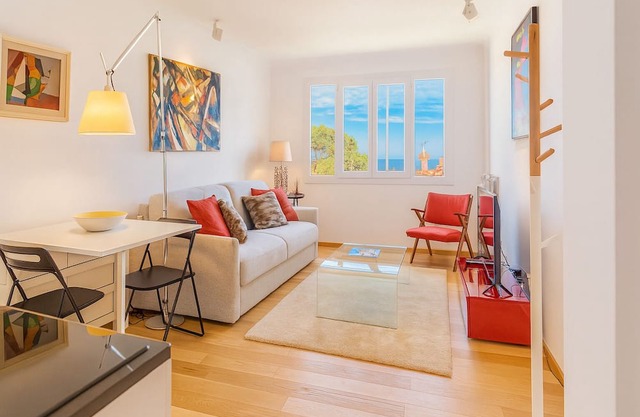 Stylish apartment with sea view, near Monaco and Rolex Masters. Ideal for 2, with AC, queen bed, and paid parking.