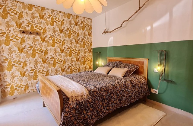 Quiet guest room with private entrance and parking in Ormes-et-Ville