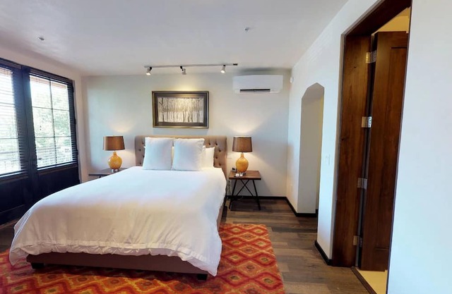 The Lincoln 303, 1 Bed / 1 Bath, Luxury Apartment with Kitchenette