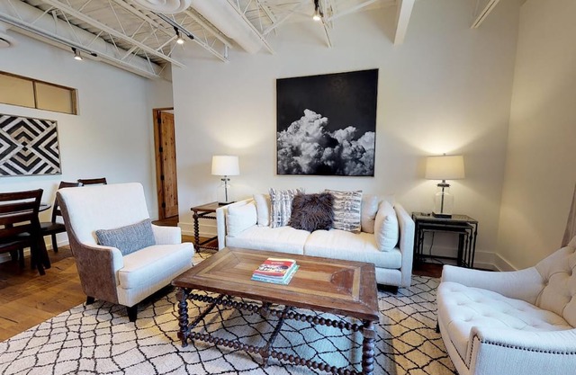The Lincoln 201, 2 Bed / 2, Bath Luxury Loft Style Condo