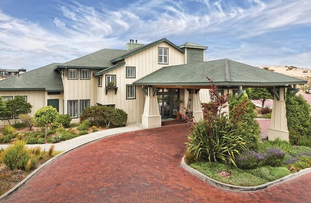 Charming 2BDRM, Fireplace, W/D, SPA, Pool, hot tub, on OCEAN with beach access