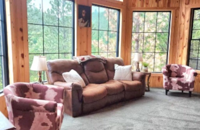 Higgins Gulch Lodge, Waterfall