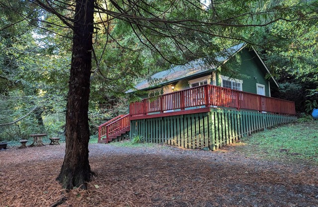 Perfect home base for all things "Redwoods"! Space to park boat. Dog friendly.
