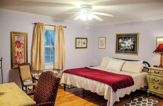 The Violet Cottage - Downtown Clinton