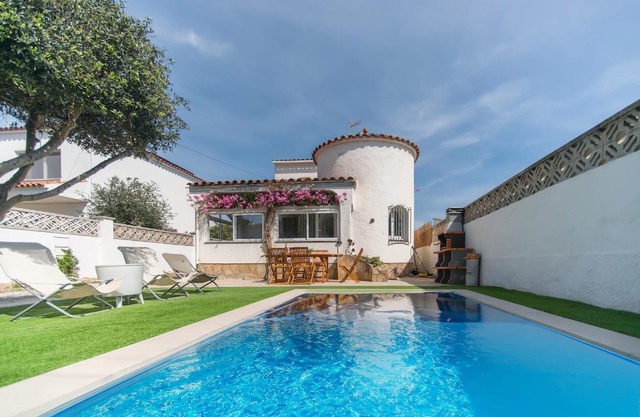Holiday house Empuriabrava for 1 - 8 persons with 4 bedrooms - Holiday home