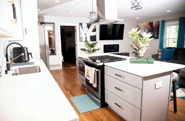 3-bedroom house in lovely Atlanta minutes from the Airport!