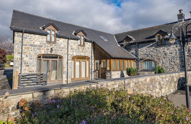 Perfect Family Retreat near Beach & Pubs in Talybont | Yr-Hen-Ty-Coets