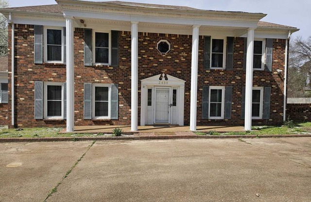 Elegant 7- BR Mansion with Pool - Near Gold Course & Essentials, All King Beds.