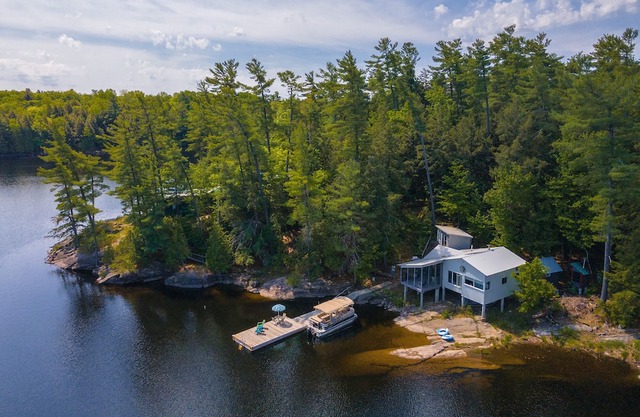 Cozy Off-Grid Lake House Cottage on Lake Wah-Wash-Kesh