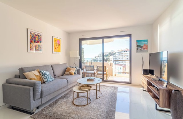 Relax in this quiet and elegant 45 m² accommodation with terrace and sea view