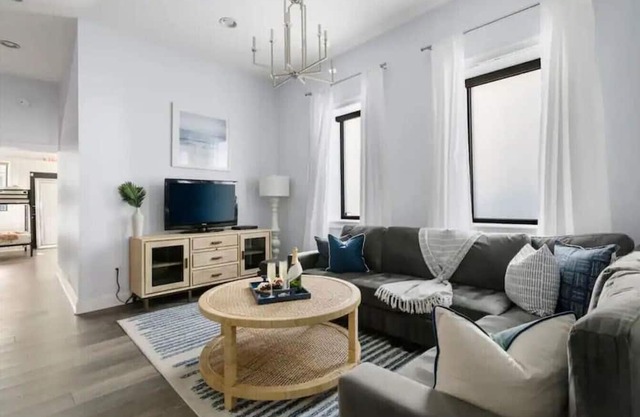 8 Bedroom - Close to King Street - with Parking!