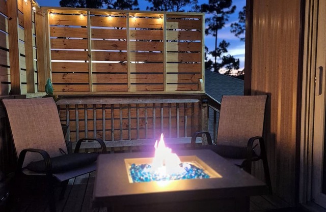 Cozy 2-bedroom loft apartment in lovely Loxahatchee with private outdoor deck.
