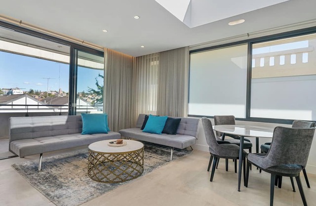 Sleek 1BR Apartment w/Skylight near Coogee Beach