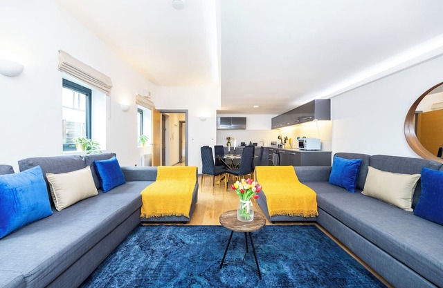 Welcome to your comfortable and convenient London retreat at Plotseeker’s 2 Bed 2 Bath Deluxe Flat in Kensington!