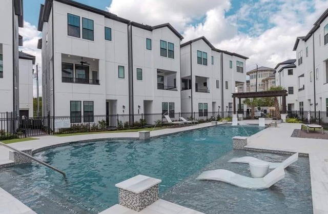 Welcoming 3-bedroom townhome in Heart of Houston