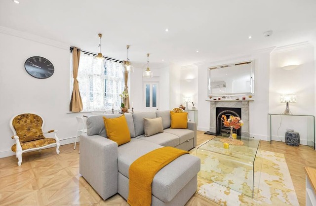 Welcome to Plotseeker’s 3 Bedroom 2 Bathroom Victorian Flat in Kensington.