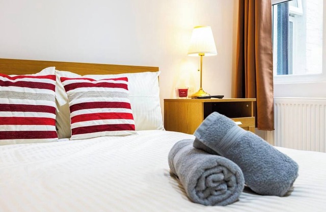 Welcome to Plotseeker’s 3 Bed 3 Bathroom Flat in Kensington B