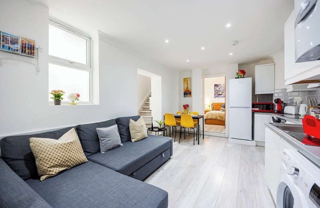 Welcome to Plotseeker's 3 Bed 3 Bathroom Flat in Kensington A