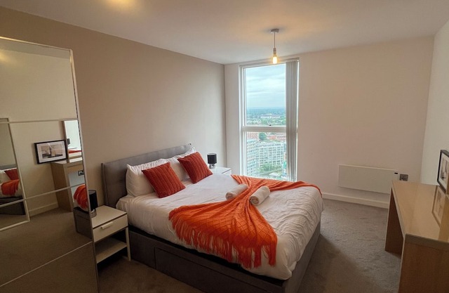 nLuxury, Centrally Located 2 Bedroom Duplex Apt with Skyline View Balcony