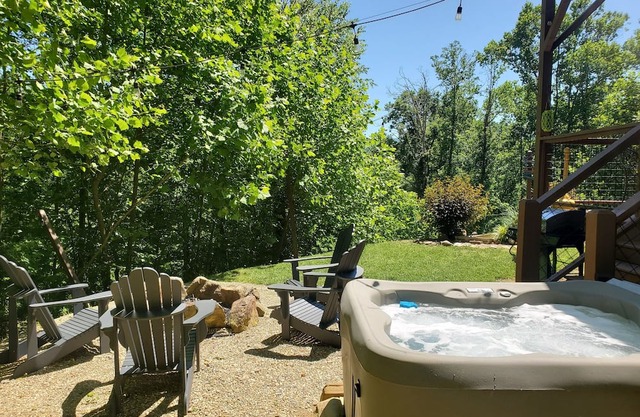 You found the perfect vacation cabin, stop scrolling! Hot tub and Views, dogs ok