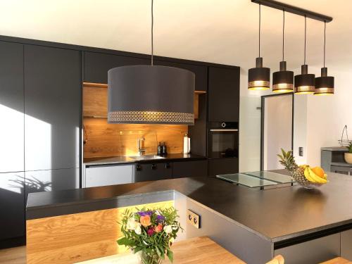 Modernes & zentral gelegenes Ferienhaus mit Garten und Parkplatz