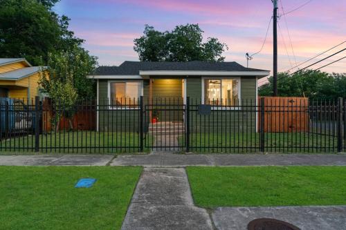 Clover House - Classy and Fully Renovated 3bdr