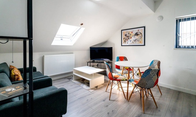 Roath Apartment | 3 BR, close to City, Free Parking