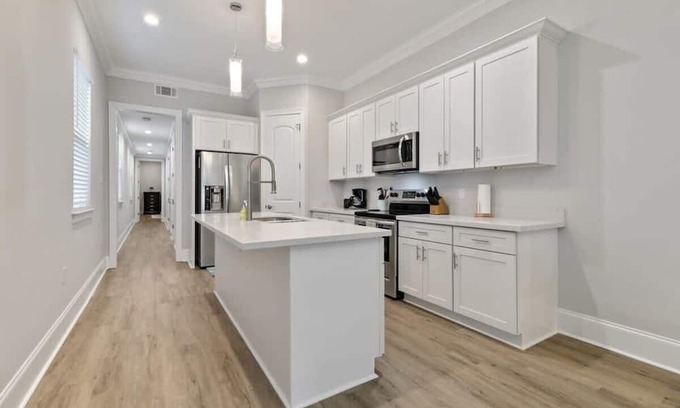 Mid-City House | Brand New Clean Modern 3br by Streetcar Line!