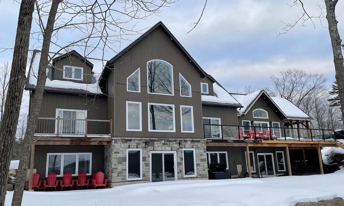 Greater Madawaska Cottage | Barrett Chute Cottage and Ski Chalet - 5 mins from Calabogie Peaks