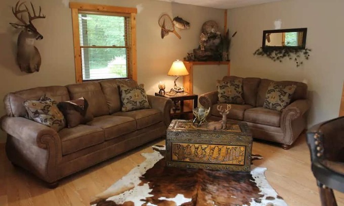 Prairie Du Chien House | Log cabin get- away with Hot Tub!