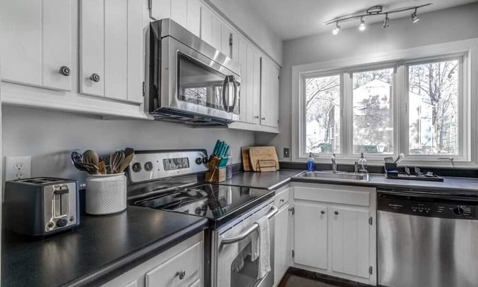 Cary House | Lovely townhome minutes to downtown Raleigh/Cary