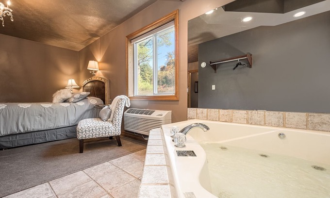 Farmington House | JV Thompson | Jacuzzi Tub Historic Inn Room