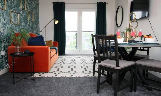 Butetown Apartment | Vibrant 2 Br aprt Cardiff Central, FREE Parking