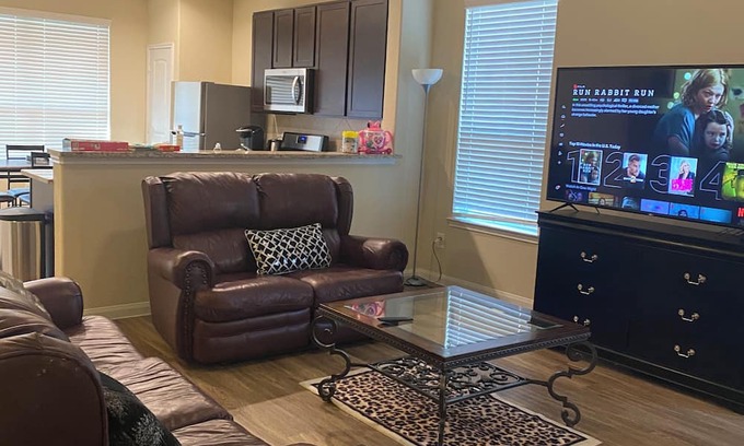 Katy House | Welcome home to a Lush welcoming space for you. Safe, Proximity to katy mills