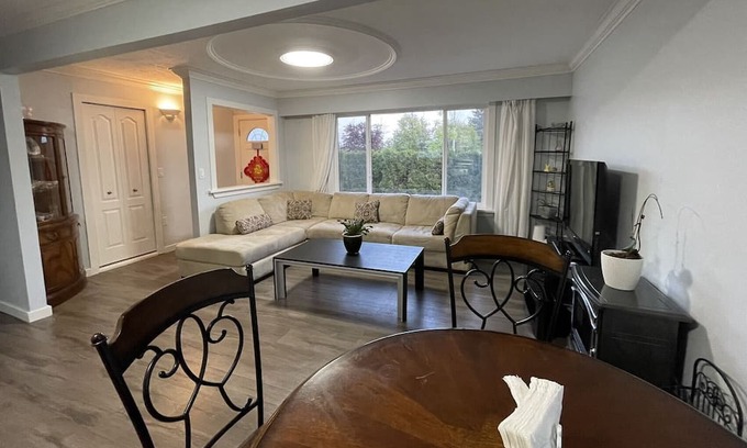 Surrey House | Cozy Little White House With Two Bedrooms