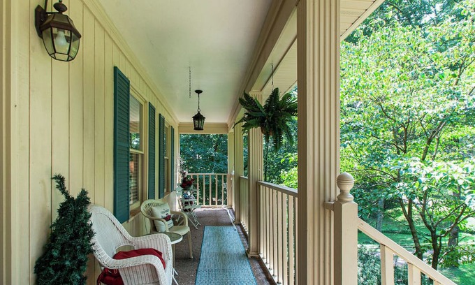 Bellevue House | NEW Secluded Pool Home 20 Mins to DWTN!