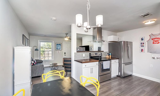Biddleville House | QC Retro - Stylish 2-Queen bedroom townhome in Center City Charlotte