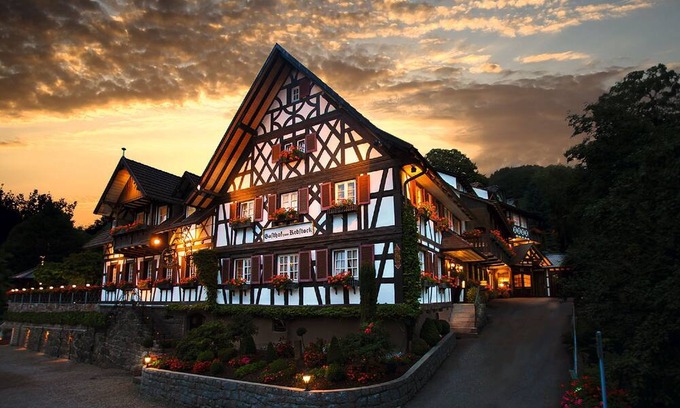 Waldulm Apartment | Swiss stone pine room