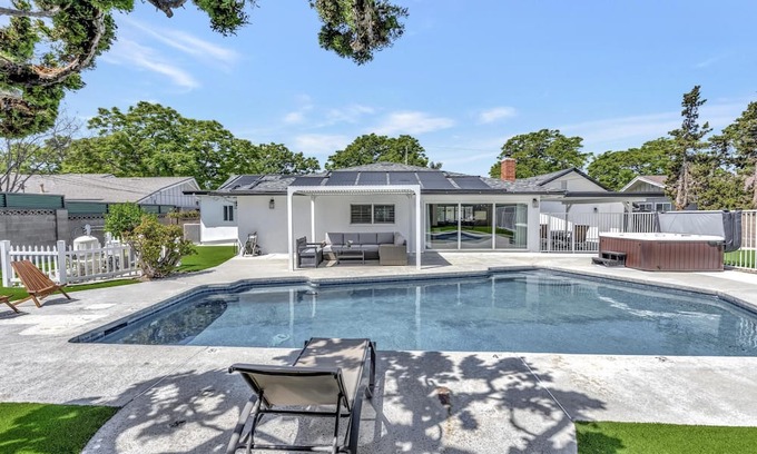 Southwest Anaheim House | New Cheerful Stylish Villa - Pool, Spa, Mini Golf, Fire pit, Walk to Disneyland