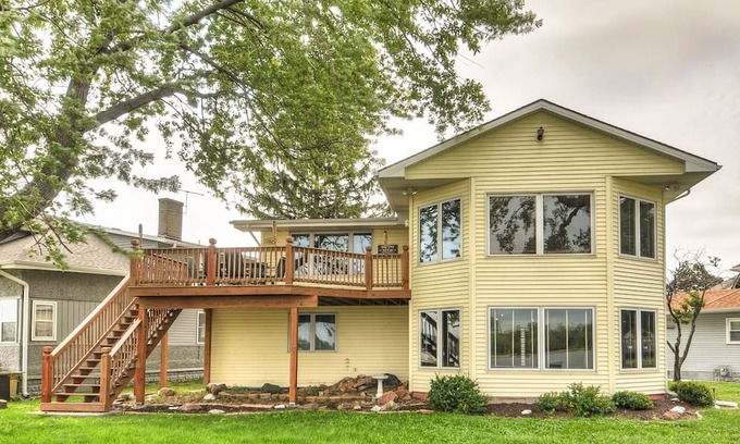 Carter Lake House | Lake view 3 bedroom near CWS ZOO OLD MARKET