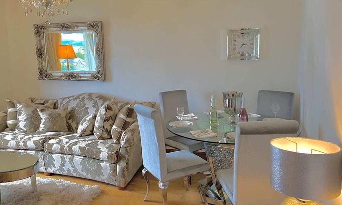 Port Glasgow House | Beautiful sea view property